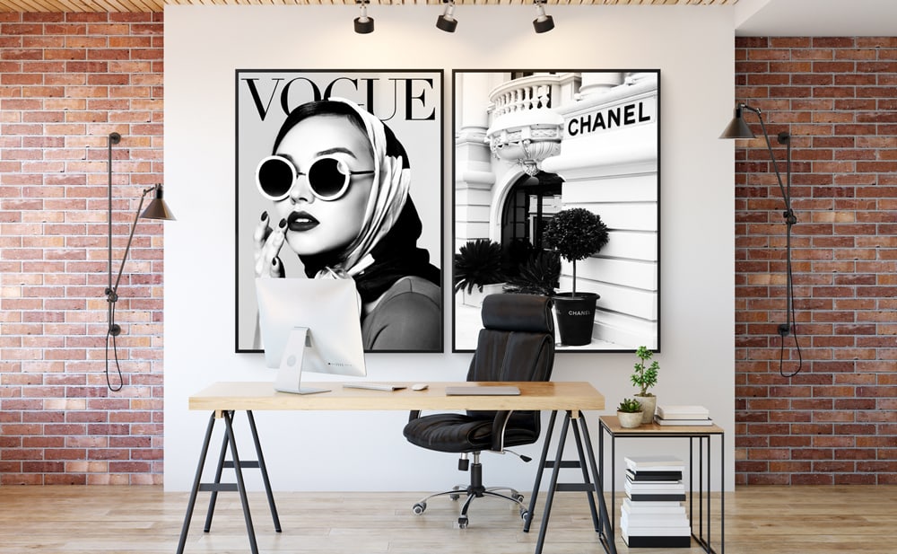 Twee foto's op canvas hangend in een kantoor ruimte