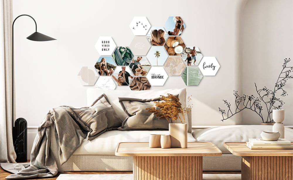 Shapes muurdecoratie in een woonkamer - stijlvolle hexagon fototegels als inspiratie voor het perfect positioneren van je wanddecoratie.