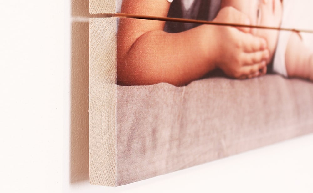 Jouw foto wordt direct op natuurlijk hout gedrukt, waarbij de nerven en structuur mooi zichtbaar blijven. Een warme, rustieke uitstraling met een stevige, authentieke afwerking.