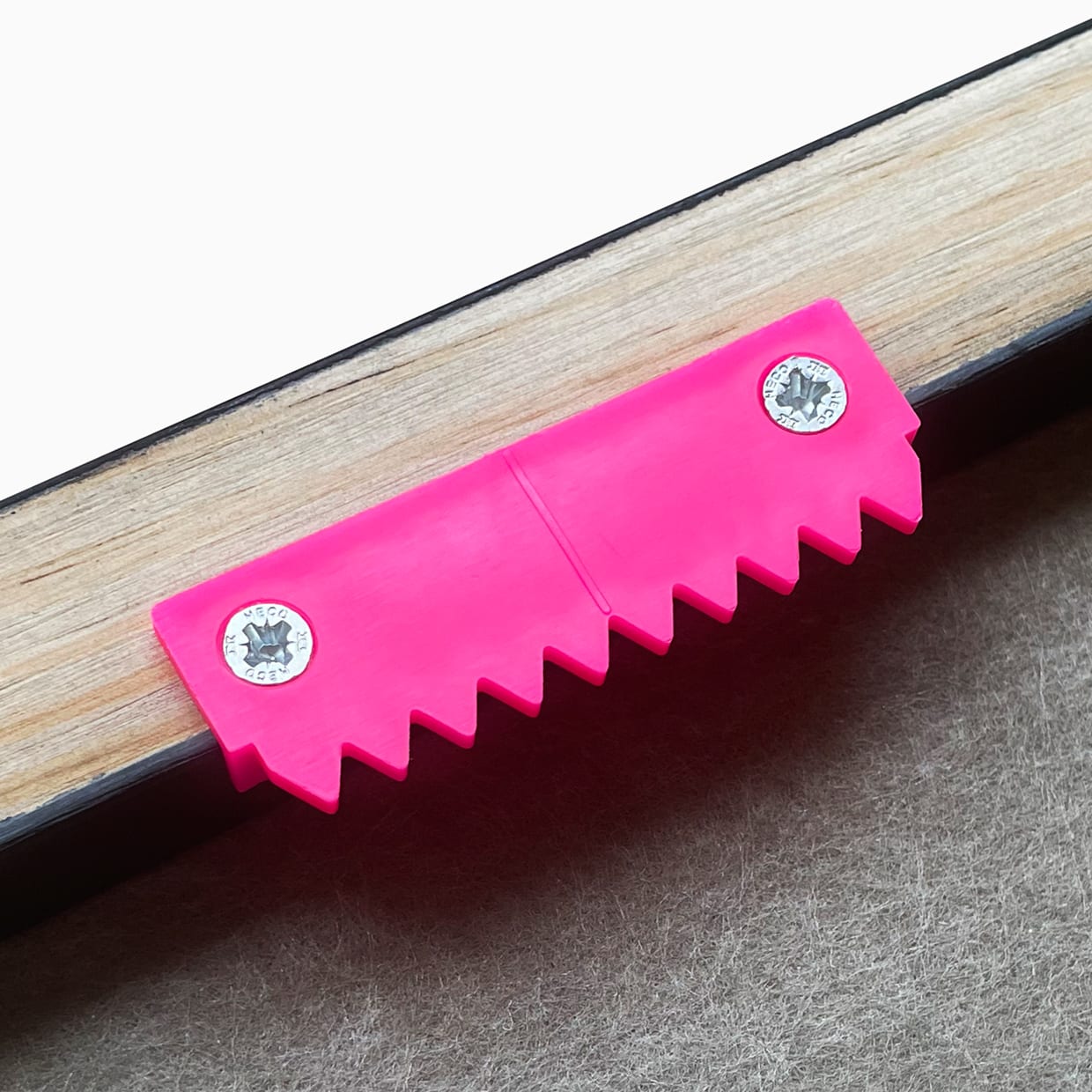 Ophangsysteem gemonteerd op de Vilt Art baklijst